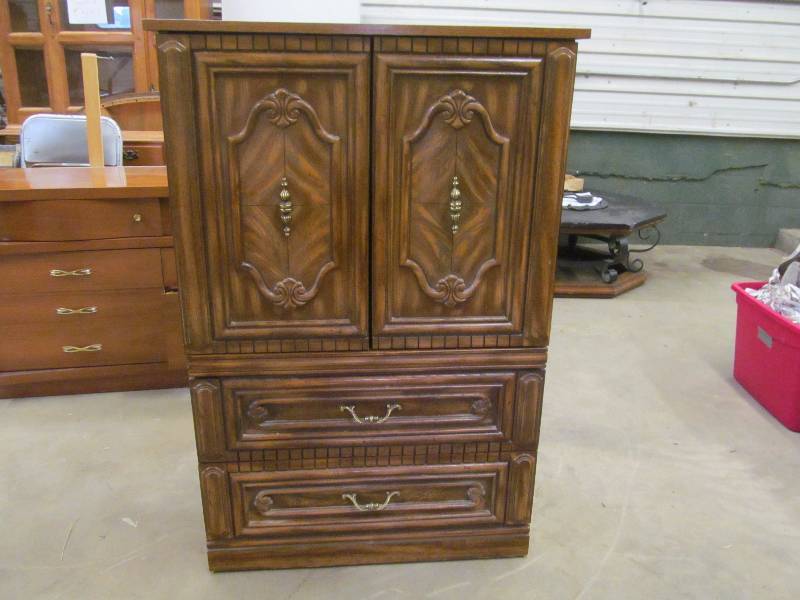 lot 177 image: Dresser