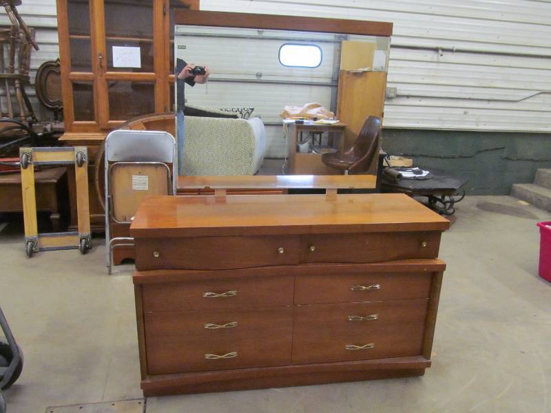 lot 178 image: Chest of Drawers