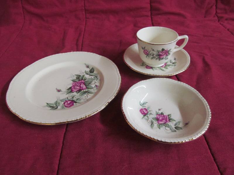 lot 188 image: Dish Set