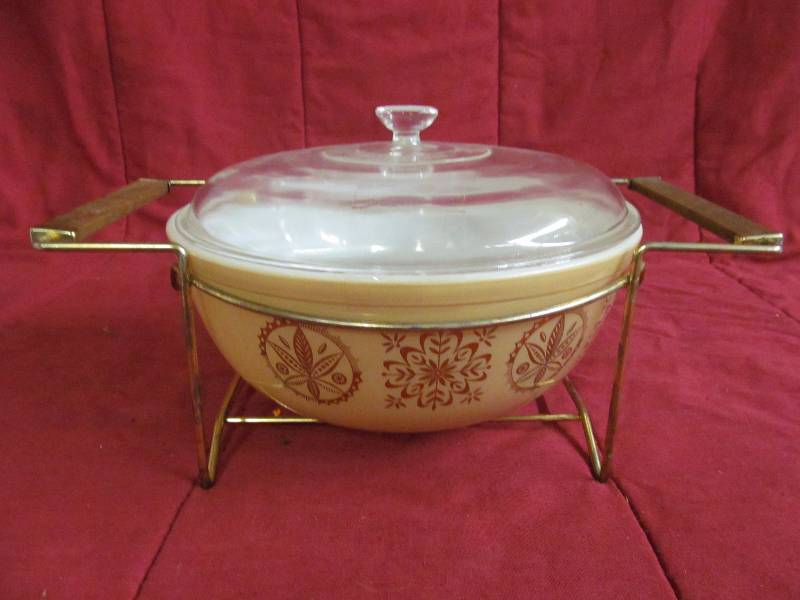 lot 199 image: Pyrex