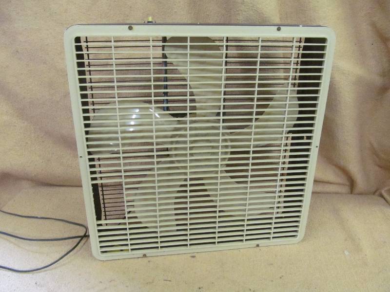 lot 32 image: Box Fan