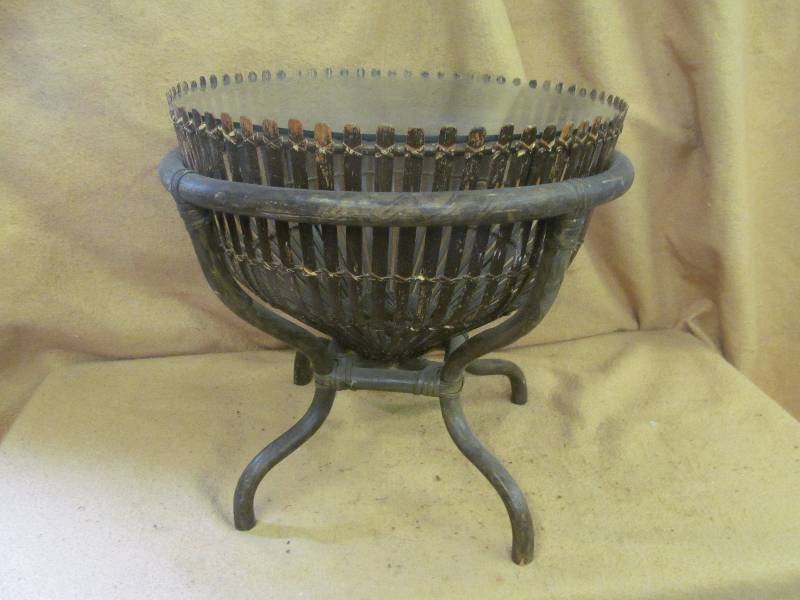 lot 37 image: End Table