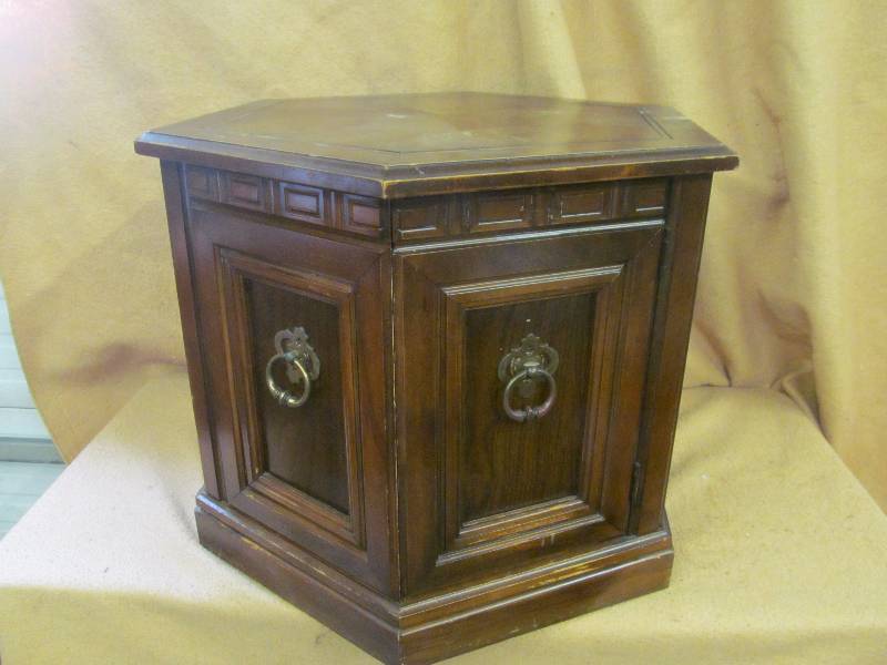 lot 40 image: End Table