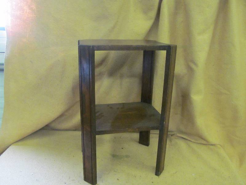 lot 47 image: End Table