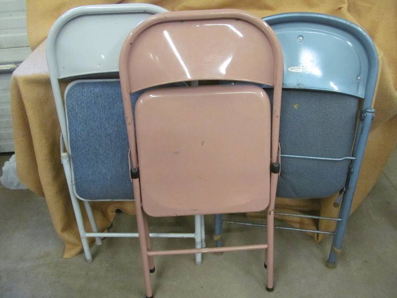 lot 53 image: Folding chairs