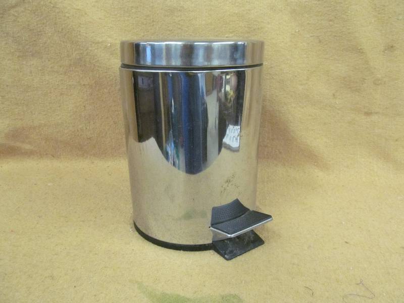 lot 63 image: Trash can