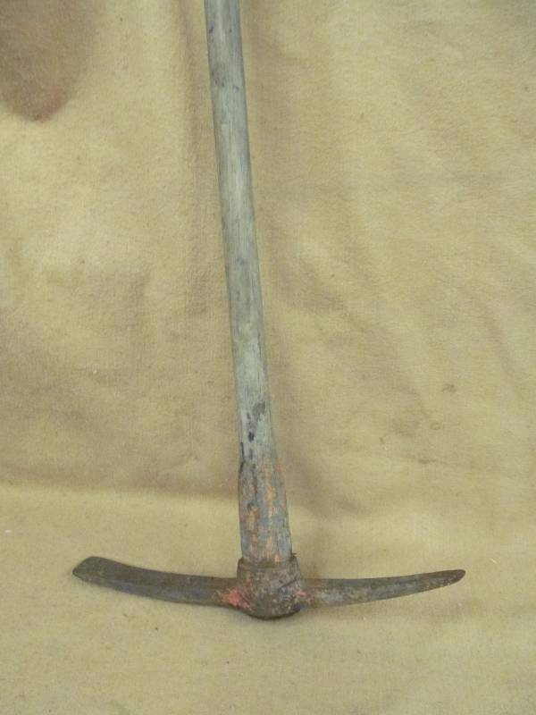 lot 66 image: Vintage pick