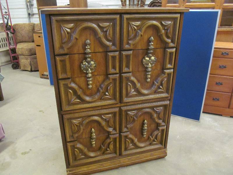 lot 77 image: Dresser