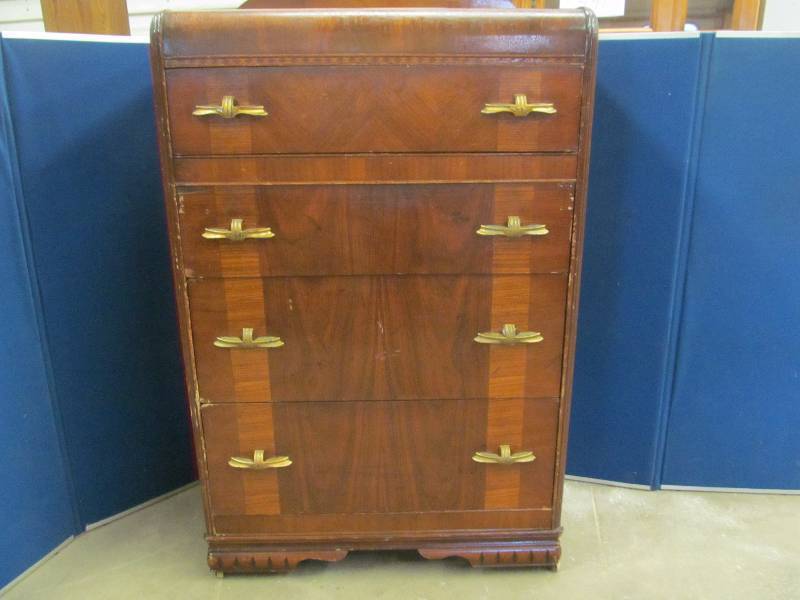 lot 78 image: Vintage Dresser