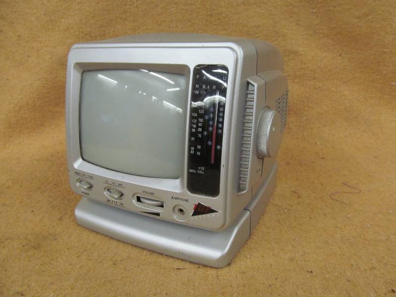 lot 92 image: Vintage Radio