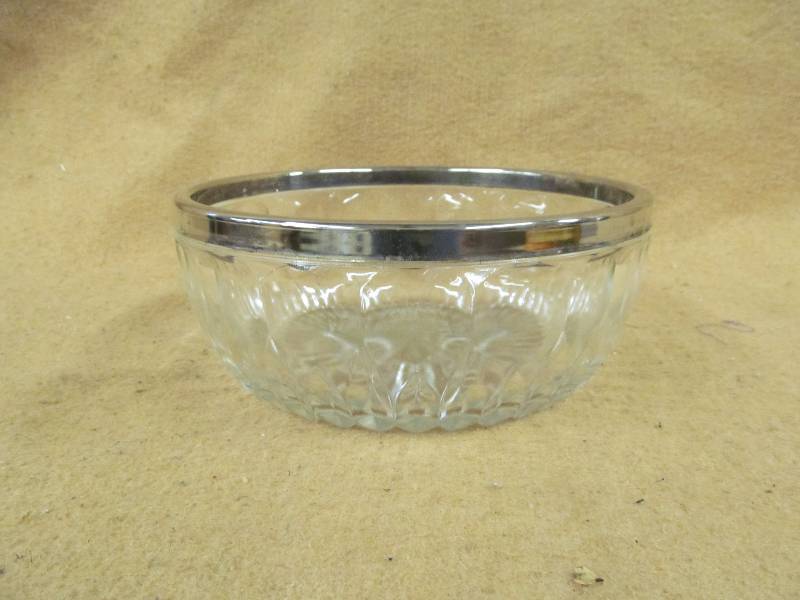 lot 110 image: Serving bowl