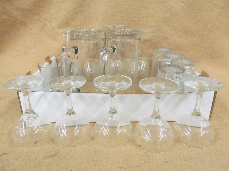 lot 116 image: Glasses