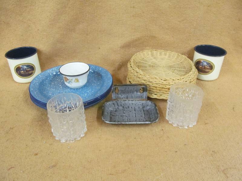 lot 120 image: Vintage plates