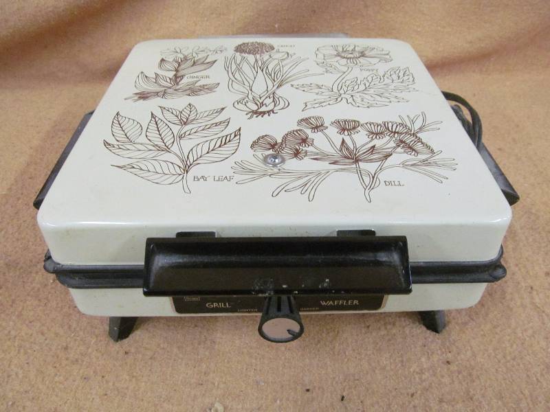 lot 131 image: Vintage waffler