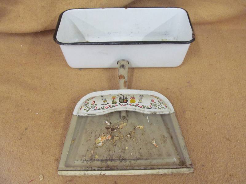 lot 140 image: Vintage pan