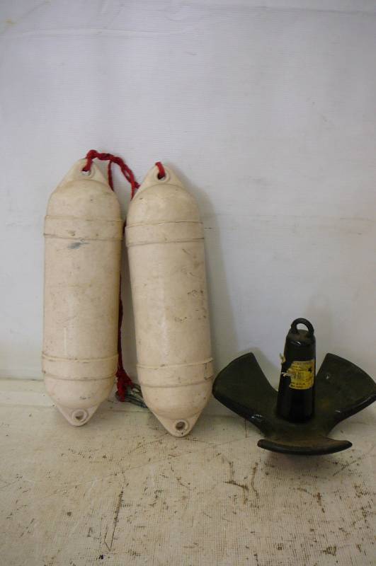 lot 19 image: Anchore 12# with 2 Boat Bumpers