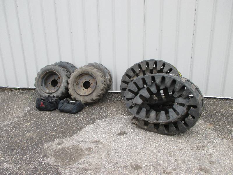 lot 8 image: Skidloader tracks