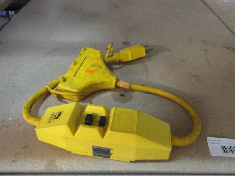 lot 18 image: Triplex plug in