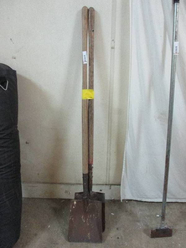 lot 26 image: Shovels