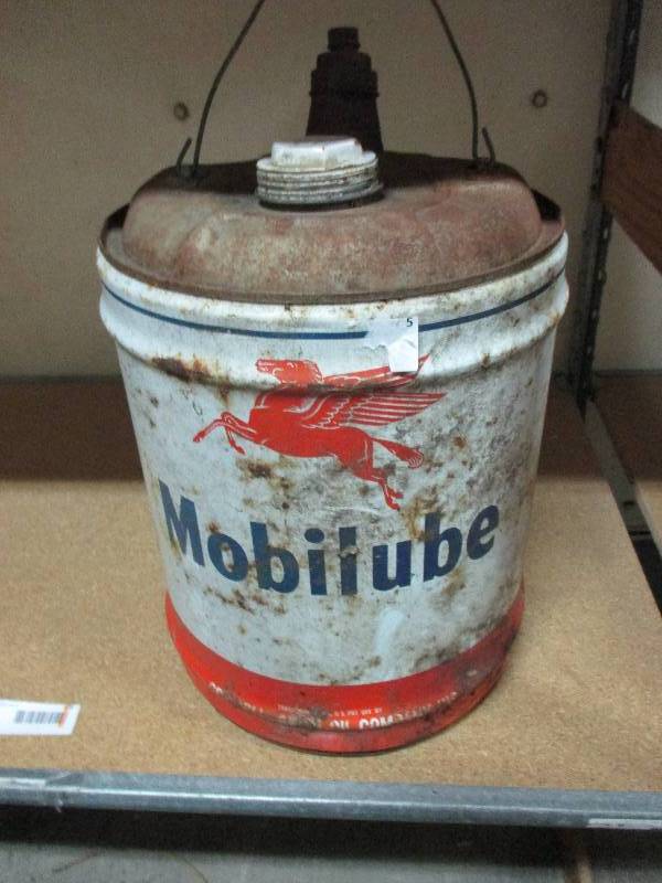 lot 29 image: Mobil lube can