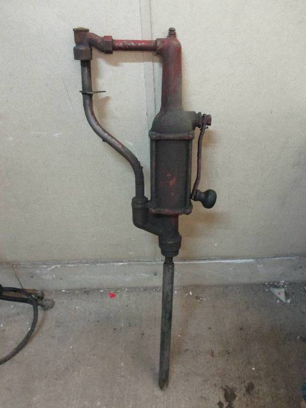 lot 61 image: Oil pump