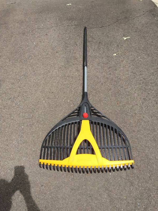 lot 39 image: Adjustable Rake
