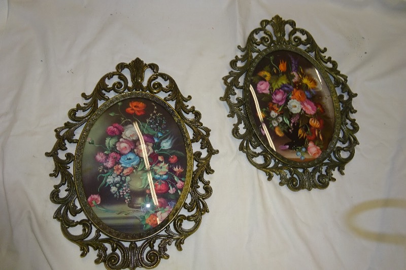 2 wall hanging decorative pictures in metal frame