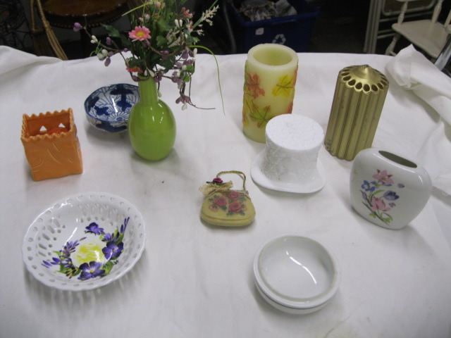 Misc nic nacs, decorative flower vase with flowers