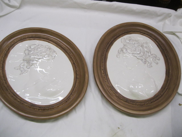 2 wall plaques