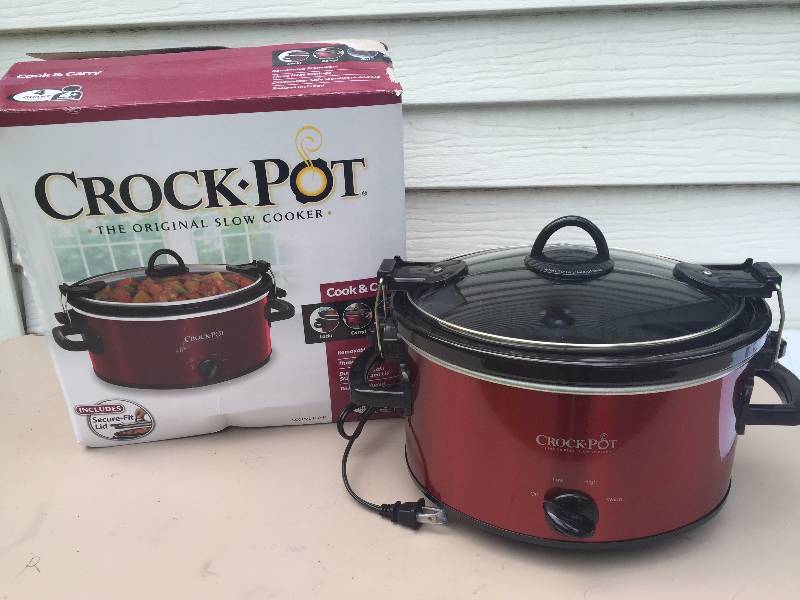 lot 22 image: Crock pot Slow Cooker with Secure Fit Lid