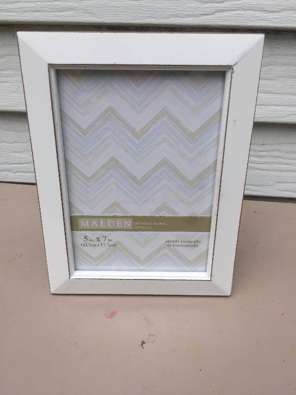 lot 35 image: 5x7 White Picture Frame