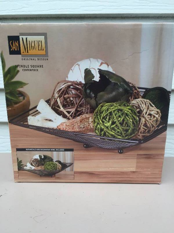 lot 44 image: New Spindle Square centerpiece