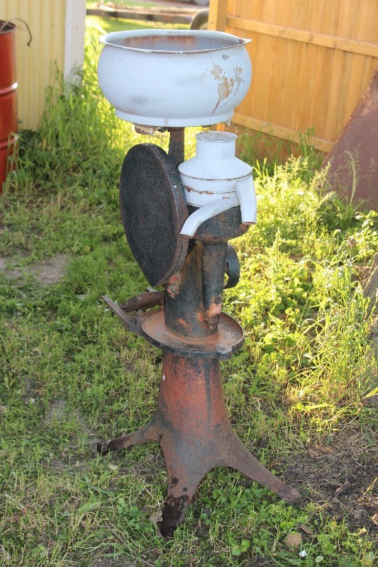 lot 3 image: Antique Cream Seperator