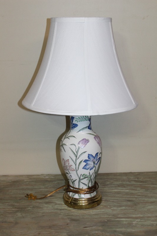 lot 17 image: Floral Lamp