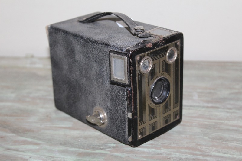 lot 45 image: Kodak Six 20 Brownie Junior Camera