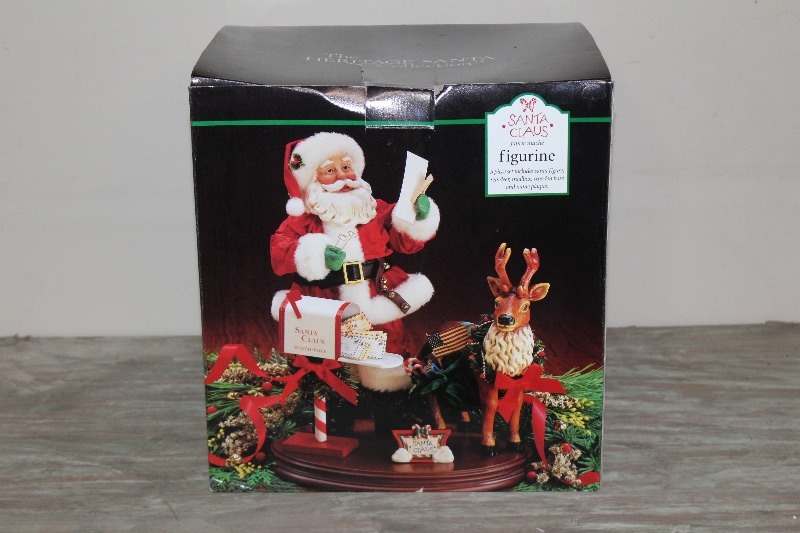 lot 54 image: Santa Claus Fiqurine