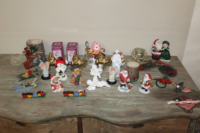 lot 62 image: Christmas Decorations