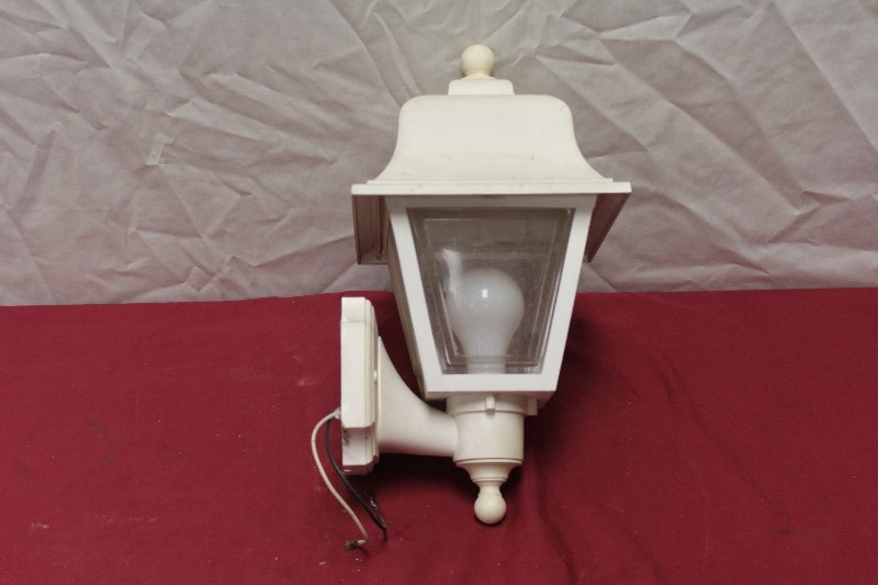 lot 131 image: Exterior Light
