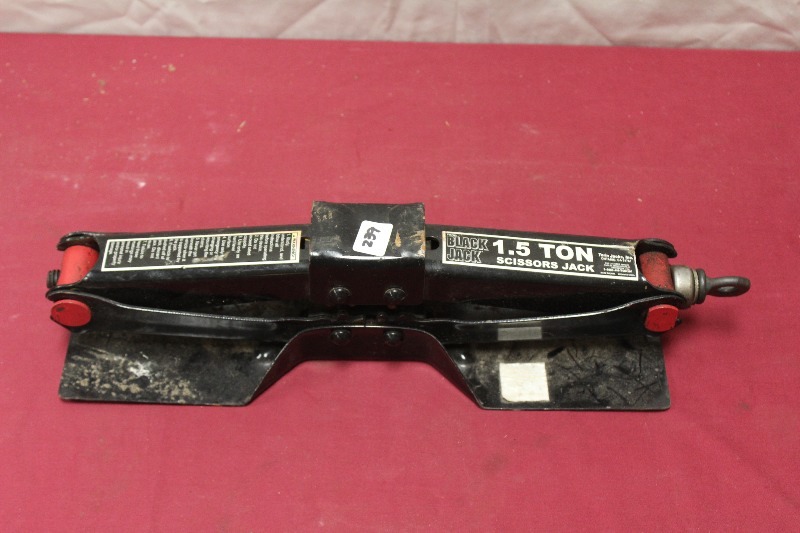 lot 239 image: 1 12 Ton Car Jack