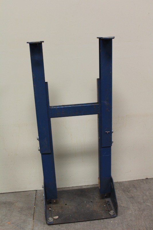 lot 253 image: Adjustable Metal Stand