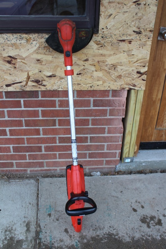 lot 301 image: Cordless Wheed Whacker
