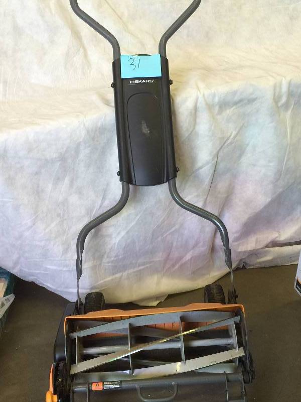 lot 37 image: Fiskars StaySharp Max 18 in. Push Reel Lawn Mower Model # 62016935J