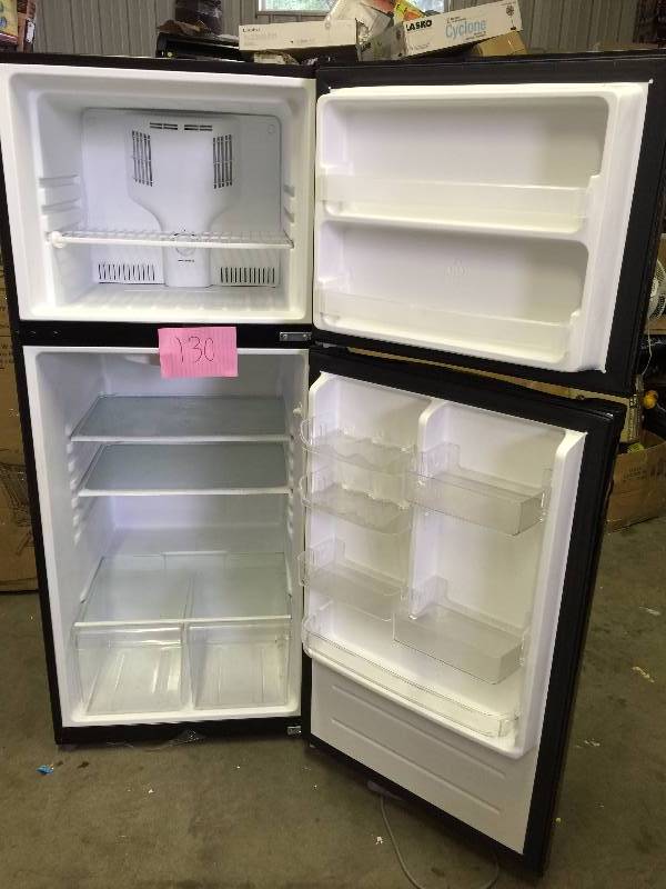 lot 130 image: Vissani 24 in. W 10 cu. ft. Top Freezer Refrigerator in Black