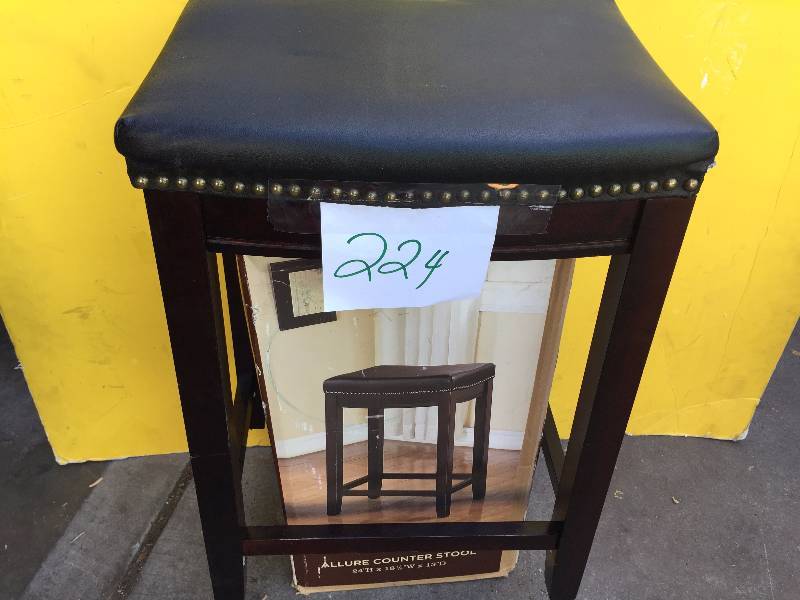 lot 224 image: Lot of 2 Counter Stools