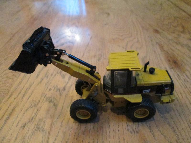 Caterpillar Cat 924G toy tractor ...