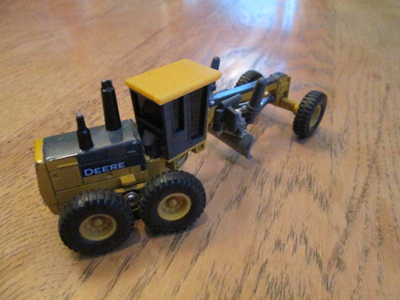 john Deere yellow toy tractor - lic...