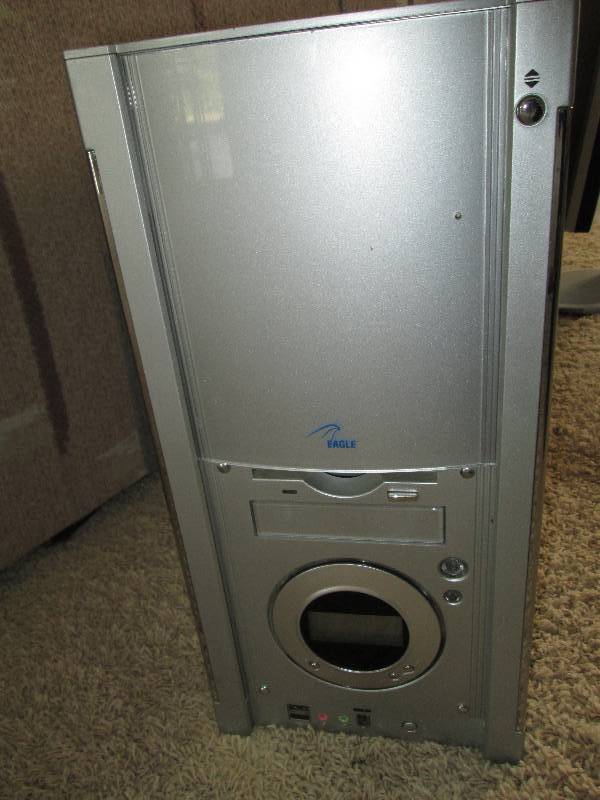 Computer with many plug options, fr...