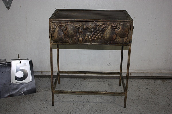 lot 5 image: Decorative metal table