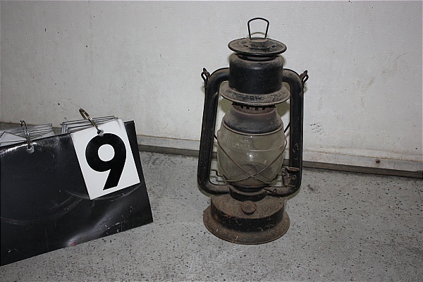 lot 9 image: Vintage Oil Lanturn