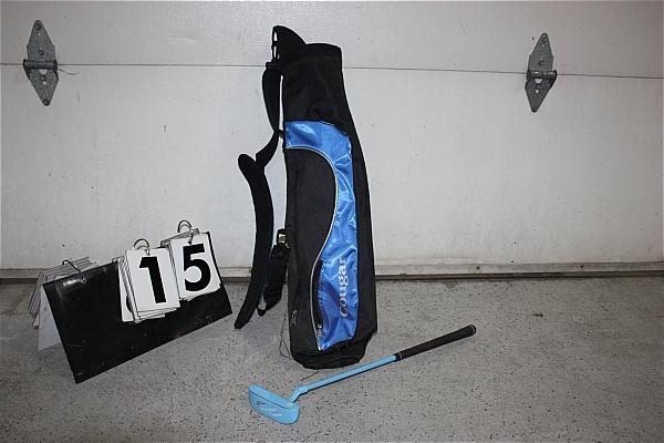 lot 15 image: Kids golf bag and putter